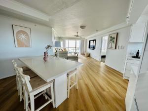 黄金海岸Endless Summer in Cooly Level 18的厨房以及带桌椅的起居室。