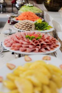 河内河内孟青大酒店的餐桌上的自助餐,包括盘子