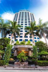 河内河内孟青大酒店的一座棕榈树建筑
