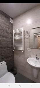第比利斯Tbilisi House的浴室配有白色卫生间和盥洗盆。