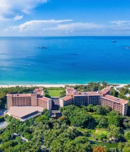 三亚三亚亚龙湾红树林度假酒店（巴厘岛热带风情最佳亲子度假酒店）的享有度假胜地和海洋的空中景致