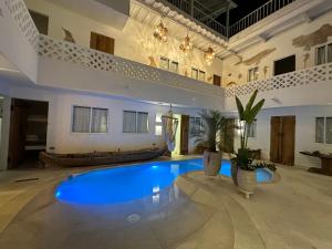 阿沃莱特斯El Faro Hostel的大型客房设有大型蓝色游泳池