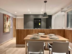 圣安德烈斯Apartamento Punta Hansa Norte的厨房以及带桌椅的用餐室。