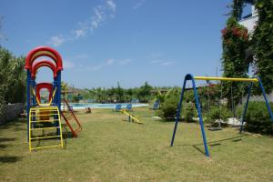 阿吉奥斯普罗科皮奥斯竞技场之星公寓的一个带游乐场和游泳池的公园