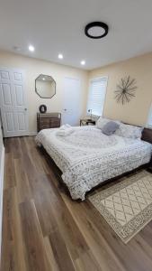 希尔顿黑德岛HHI Homes LLC的一间卧室设有一张大床,铺有木地板
