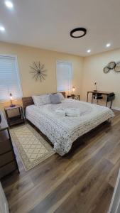 希尔顿黑德岛HHI Homes LLC的一间卧室设有一张大床,铺有木地板。