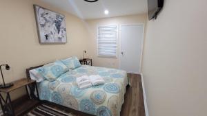 希尔顿黑德岛HHI Homes LLC的一间卧室配有带毛巾的床
