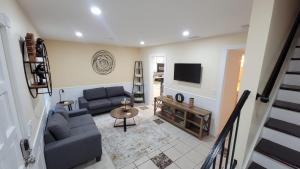 希尔顿黑德岛HHI Homes LLC的带沙发和电视的客厅