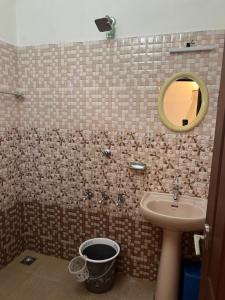 科钦Kuppath Inn的一间带水槽和镜子的浴室