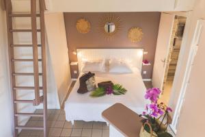拉萨尔勒班Ilet du Lagon的一间卧室配有一张铺有白色床单和鲜花的床。