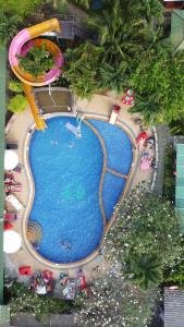高兰Lanta Riviera Resort - SHA Extra Plus的享有度假村游泳池的顶部景致