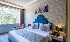 卡兰古特Renest Calangute Goa的一间卧室设有一张大床和一个窗户。