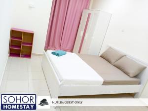 樟仑Sohor Homestay Changlun的一张床位,位于一个配有粉红色窗帘的房间
