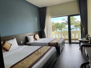 美奈汉罗2号度假酒店的酒店客房设有两张床和大窗户。