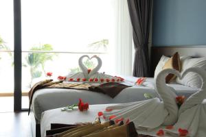 美奈汉罗2号度假酒店的两张带天鹅装饰的床