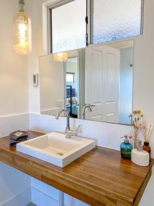 布雷默贝布雷默湾住宿加早餐酒店的浴室设有白色水槽和镜子
