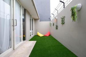 Villa Brassia - 3 Bedrooms的建筑里一条空的走廊,铺着绿色地毯