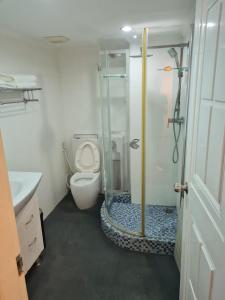 Bang KapiOmni Tower 2 Bed Room Sukhumbit Best Apartment的带淋浴、卫生间和盥洗盆的浴室