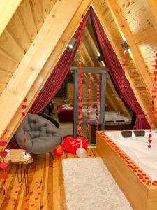 里泽Tenta bungalov的帐篷内的房间,配有一张床和椅子