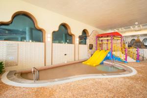 襄阳郡Sol Beach Yangyang的儿童游乐区,室内设有滑梯