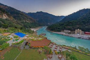 瑞诗凯诗Aloha On The Ganges by Leisure Hotels的享有毗邻河流的度假胜地的空中景致