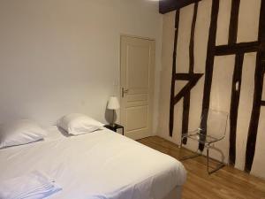 欧塞尔Appartement Le Coche d'Eau Auxerre Les Quais的卧室配有白色床、椅子和灯