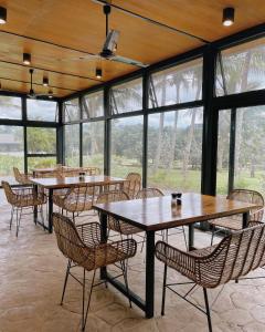 Santo TomasGunita Villas的用餐室设有桌椅和窗户。