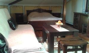 科普里夫什迪察楚楚家庭酒店的一间卧室设有两张床和一张带蜡烛的桌子。