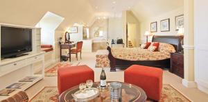卡尔克湾St James Guest Houses的一间卧室设有一张床和一间客厅。