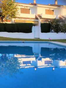 圣萨尔瓦多HOSTEL ALOHA a 3 calles del Mar的一座带房子的游泳池