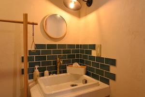 士别市小さな森の貸し切り宿Forest-House-Ranapirica的一间带水槽和镜子的浴室