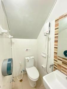 素叻Sleepbox Hostel Suratthani的一间带卫生间和水槽的小浴室