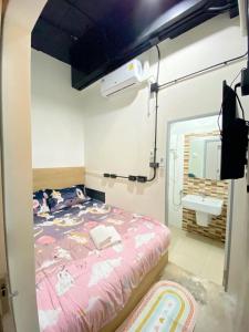 素叻Sleepbox Hostel Suratthani的一间医院间,配有床和水槽