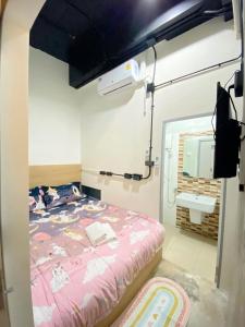 素叻Sleepbox Hostel Suratthani的一间医院间,配有床和水槽