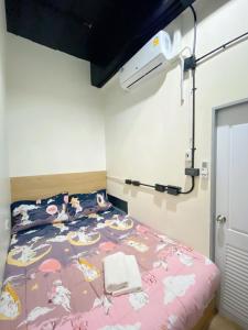 素叻Sleepbox Hostel Suratthani的一间医院房间,配有一张带粉红色毯子的床