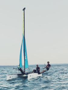 穆尔滕Stellamandra的两个人坐在水中的帆船上