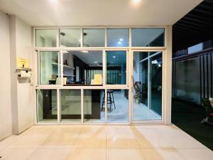 清迈INN Kham Apartment的建筑上一个空房间,有玻璃门
