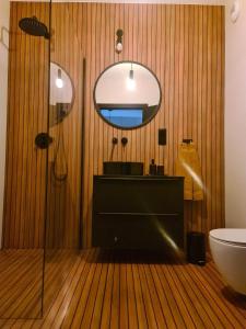 弗罗茨瓦夫Copper Apartment Free Parking的一间带水槽、镜子和卫生间的浴室