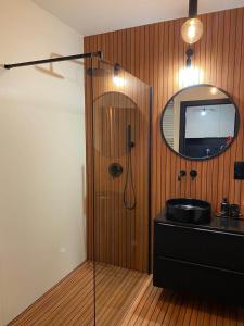 弗罗茨瓦夫Copper Apartment Free Parking的浴室设有黑色水槽和镜子