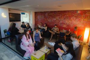 釜山釜山市区泡菜旅馆的一群人坐在房间里