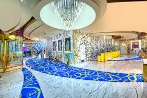 迪拜吉沃拉酒店的大堂配有蓝色地毯和吊灯