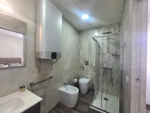 乌迪内Apartment Udine的带淋浴、卫生间和盥洗盆的浴室