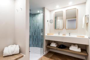 EsteponaMETT Hotel & Beach Resort Marbella Estepona的一间带水槽和淋浴的浴室