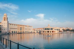 迪拜Copthorne Lakeview Hotel Dubai, Green Community的一座拥有大量水源的城市,