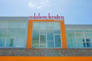 诗都阿佐Ndalem Kraton Hotel的上面有标志的建筑