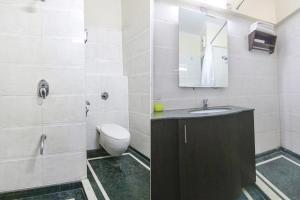 古尔冈FabHotel Radiant Inn DLF Phase 3的一间带水槽、卫生间和镜子的浴室