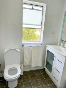 克罗纳拉Esplanade Bliss的白色的浴室设有卫生间和窗户。