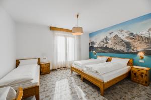 PeraHotel Garnì Rosengarten的墙上画画的房间里设有两张床