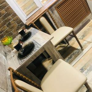 卡拉甘达Квартира в стиле лофт的庭院里的桌椅