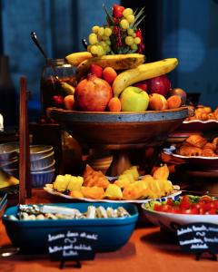巴黎德内尔酒店的一张桌子,上面放着一碗水果和盘子